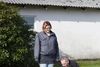 Jyllands-Posten fortalte den 22. marts i år historien om ægteparret Bente og Torben Poczkaj fra Sønderjylland, der er på kontanthjælp pga. af sygdom. De modtager knap 400.000 kr. årligt i kontanthjælp, boligsikring og børnefamilieydelse. Ifølge parrets eget husholdnings regnestykke ligger rådighedsbeløbet til mad og tøj til to voksne og fem børn på 3.154 kr. om måneden – bl.a. pga. gammel gæld. »Jeg kan ikke se, hvordan vi skulle kunne klare os, hvis der kommer et kontanthjælpsloft, der betyder, at vi får endnu mindre til rådighed,« siger Bente Poczkaj. Arkivfoto: Katrine Marie Kragh