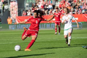 Nadia Nadim ønskede at forlade Manchester City. Men nu bliver hun og har fokus på Danmarks uventede VM-chance.
