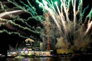 Åbningscermonien af det kæmpe butikscenter, Iconsiam, i Bangkok bød på Fyrværkeri, droneshow, dans, ballet og en kavalkade af shows spækket med nationale og en hel del internationale stjerner. Foto: Soe Zeya Tun