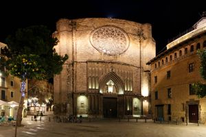 Barri Gòtic, Det Gotiske Kvarter, er et labyrintisk virvar af gyder og gemmesteder, der pludselig åbner sig i livlige pladser med himmelstræbende bygninger i gotisk stil. Et par af de mest ikoniske gotiske bygninger finder man dog også uden for det gamle middelaldercentrum.