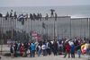 Knap 200 migranter fejrede forrige søndag her på stranden, at de endelig var nået frem til den amerikanske grænse. De fleste kommer fra Honduras, Guatamala eller El Salvador og planlægger at søge asyl i USA. Præsident Trump har kaldt dem en trussel mod USA. Foto: AP