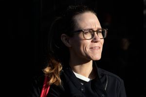 Ukraines ambassadør, Mykhailo Vydoinyk, har oplevet adgang som aldrig før til centrale danske ministre og topembedsmænd siden den russiske invasion. Det foregår hurtigt og uden mange papirer. Og Barbara Bertelsen spiller en central rolle.  Statsminister Mette Frederiksen kalder samarbejdet »afgørende« for at kunne leve op til løftet om at hjælpe Ukraine i kampen mod Rusland.
