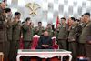 Kim Jong-un omgivet af officerer ved fejringen af 67 års-jubilæet for afslutningen af Koreakrigen. Foto: Stringer/AFP