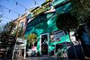 Den 4. december 2016 blev pizzeriaet Comet Ping Pong i Washington angrebet af en mand med et stormgevær efter en falsk historie, der forbandt det med en pædofilring under den amerikanske valgkamp. Her ses fronten på butikken på dagen efter angrebet. Foto: Jose Luis Magana/AP