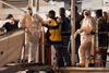 De europæiske myndigheder som her på Sicilien er meget opmærksomme på, hvilke bakterier og virus de titusindvis af afrikanske indvandrere, der strømmer til Europa, bringer med sig. Et nyt studie viser, at en af de forhadte, multiresistente bakterier stammer fra Vestafrika. Foto: Carmela Imbesi/AP