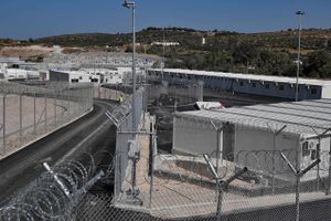 Grækenland har flyttet de første migranter til et nyopført center med overvågning og omgivet af pigtråd. 