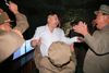 Hovedpinen bliver større for det internationale samfund, hver gang diktator Kim lader høre fra sig. Her besøger han et ukendt sted i Nordkorea, hvor der angiveligt arbejdes med at lancere ubåde, der kan affyre missiler. Foto: AP