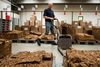 Scandinavian Tobacco Groups fabrik i Assens. Bjarke Pløen stakker de forskellige blade, han følger opskriften og vejer af. Foto: Gorm Branderup