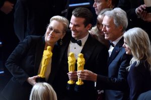 Stjerneskuespillerne Meryl Streep (fra venstre), Bradley Cooper, Suki Waterhouse og Clint Eastwood fik ingen rigtige Oscar men i stedet en Lego-model på Oscarnatten 22. februar 2015 på Dolby Theatre i Los Angeles.