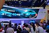 Et kinesisk bilmærke, hvis logo ligner uforståelige kragetæer, har premiere på en ny sedan på biludstillingen i Beijing. Her en sedan, men flere kinesere drømmer om en SUV. Fotos: Christian Schacht