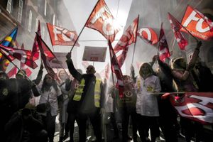 Høje leveomkostninger får utilfredsheden til at ulme ikke blot i Frankrig, men i mange europæiske lande. 