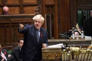 Boris Johnson erstatter briternes netop overståede nedlukning med nye, stramme restriktioner. Trumps benådninger undersøges. Minister godkendte regelbrud, da millioner af mink skulle graves ned.