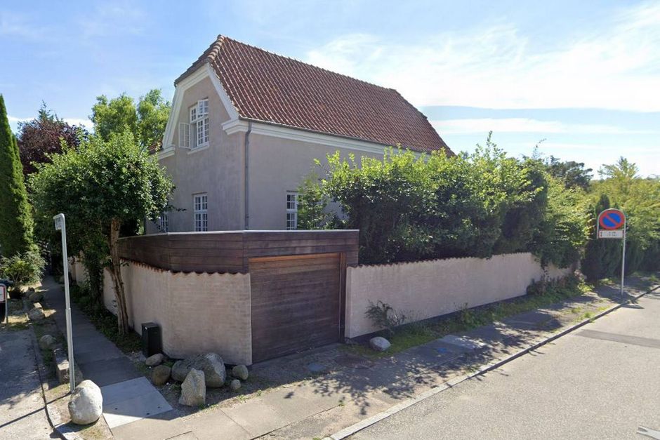 Hvor langt skal kommuner gå for at beskytte boligkvarterer mod nedrivning af klassiske huse til fordel for typehuse? Debatten er eksploderet i Køge og på sociale medier på grund af en lyserød murermestervilla fra 1921.