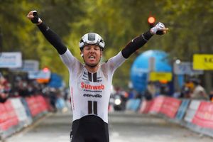 Den 24-årige danske cykelrytter Casper Pedersen fra Team Sunweb har vundet det franske løb Paris-Tours.
