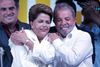 Brasiliens præsident Dilma Rousseff ved valgsejren i 2014, da tidligere præsident Luiz Inácio da Silva, eller bare Lula, stod ved hendes side.