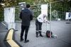 Testcentret i Aarhus er lukket, da chaufføren når frem. Securitas-vagten sørger for, at han kan komme ind til teltene og hente dagens prøver. Foto: Christian Lykking