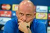 Ståle Solbakken i et eftertænksomt øjeblik på tirsdagens pressemøde. Han føler, at FC København har forberedt sig på alle mulige scenarier. Foto: Lars Poulsen/Polfoto