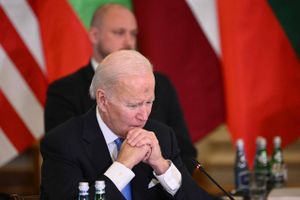 Analyse: Der var store klapsalver, da USA’s præsident, Joe Biden, dukkede op i Ukraine og Polen. Alligevel står han et farligt sted lige nu.