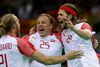 Henrik Mølgaard jubler sammen med playmaker Morten Olsen og storskytten Mikkel Hansen efter guldet var sikret i finalen mod Frankrig. Foto: Ben Curtis/AP