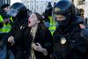 Russere, der protesterer mod krigen i Ukraine, løber en stor risiko. Eksempelvis er det blevet strafbart at omtale krigen som en krig, og man risikerer nu op til 15 års fængsel for at sprede ”falske nyheder” om russisk militær. Billedet viser en anholdelse under en demonstration i Sankt Petersborg 13. marts. Foto: AFP