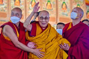 Tibets åndelige leder Dalai Lama undskylder for video, hvor han beder lille dreng om at sutte hans tunge.