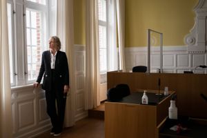 Mens gamle sager vokser på hylderne, har dommer ved Retten i Aarhus Mette Søgaard Vammen travlt med omfattende straffesager i retssalen, hvor hun betjener fire computerskærme.