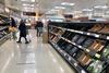 Det er tomme hylder i Sainsbury's-supermarkedet i Forestside ved Belfast. Brexit har skabt visse problemer i forhold til at få varer ind i Nordirland. Foto: David Young/PA