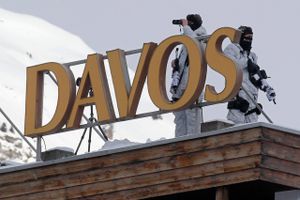 Davos er i et jerngreb under årsmøderne i World Economic Forum, men i 2016 ventes sikkerheden yderligere skærpet efter fredagens terrorangreb i Paris.