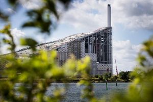 Adm. direktør Ulla Röttger har mistet bestyrelsens opbakning på Amager Bakke. Det sker efter et dramatisk forløb omkring det 4 mia. kr. dyre prestigeprojekt. Få overblikket her.