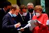 Efter mange timers forhandlinger lykkedes det EU's regeringschefer - her Spaniens Pedro Sanchez (tv), Frankrigs Emmanuel Macron og Tysklands Angela Merkel - at nå til enighed om et nyt budget og en genopretningsfond efter coronavirussen. Foto: John Thys, AFP