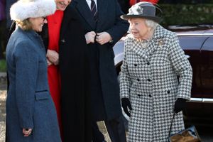 Smilende dronning Elizabeth viste sig søndag offentligt sammen med prins Andrew.