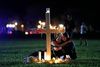 To kvinder trøster hinanden efter skolemassakren, hvor 17 mennesker blev dræbt. Indrømmelsen fra FBI om, at den fejlede i at efterforske et tip om den 19-årige Nikolas Cruz bag angrebet har udløst spørgsmålet, om attentatet mod Marjory Stoneman Douglas High Schook i Parkland, Florida, kunne være undgået. Foto: AP/Gerald Herbert