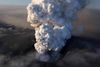 Eyjafjallajökull forstyrrede lufttrafikken i flere uger i 2010. Nu har Island udsendt rød alarm og lukket dele af luftrummet pga. risiko for et udbrud fra en anden vulkan.
