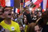Midterkandidaten Emmanuel Macrons støttere er samlet til valgfest i et kongrescenter i udkanten af Paris. Foto: AP Photo/Thibault Camus