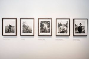 Den italienske fotograf Luca Berti har været rundt på Samsø og lavet langsomme portrætter af dem, der bor der. Det er der kommet en udstilling på Samsø Museum og en bog ud af. 