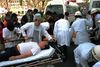 En metropassager hastes på hospitalet efter gasangrebet i marts 1995. Angrebet rystede Japan i dets grundvold. Ligesom historierne om livet hos dommedagskulten Aum Shinrikyo gjorde det, efter forhenværende medlemmer tog baldet fra munden.