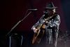 Neil Young spillede på årets Roskilde Festival både akustisk og elektrisk guitar. På nyt album dyrker han især den akustiske guitar. Foto: Thomas Borberg