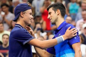 Novak Djokovic beskriver et venskabeligt dansk-serbisk forhold og kalder Rune for "sportens fremtid".