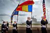 Ledere fra Rumænien, USA og Nato indviede torsdag Europas første landbaserede ballistiske luftværnsbase med hornmusik og taler. Det er det første landbaserede missilforsvar i Europa. Våbensystemet, som ses i baggrunden bag de amerikanske flådesoldater, har kostet mere end 5 mia. kr. og vil forsvare Europa mod ballistiske missiler. Foto: Vadim Ghirda/AP