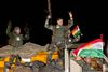 Irakisk-kurdiske peshmerga krigere blev fejret som helte, da de fredag krydsede grænsen for at komme de trængte kurdere til undsætning i Kobane. Ifølge Det Syriske Institut for Menneskerettigheder blev 21 IS-krigere dræbt under amerikanske luftangreb ved Kobane fredag – heriblandt en dansker. Foto: Vadim Ghirda/AP