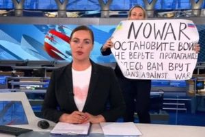 Russisk journalist, der under nyhedsudsendelse protesterede mod krigen i Ukraine, skal arbejde for Die Welt.