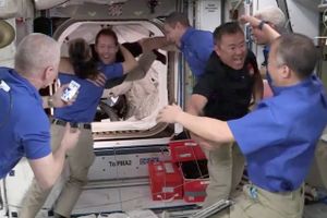 For første gang er et hold astronauter, der er opsendt med genbrugsraketter, ankommet til ISS.