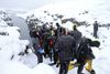 En gruppe vintersnorklere gør sig klar til at gå i vandet ved nationalparken Pingvellir i det sydvestlige Island.