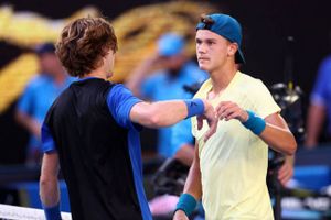 Det er ikke "verdens undergang", men nederlaget mod Andrey Rublev gør ondt, siger Holger Rune.