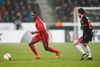 Tidligere – og måske kommende? – FCM-dribler Pione Sisto i kamp mod Juan Mata fra United i 2016, da FCM vandt 2-1 i Herning. Mata er stadig i den engelske klub. Foto: Gregers Tycho
