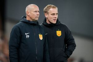Johannes Hoff Thorup (th.) overtager trænerjobbet i FC Nordsjælland fra Flemming Pedersen (tv.), der er glad for skiftet. Foto: Jens Dresling
