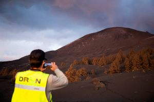 Et vulkanudbrud, der har ødelagt over 1300 huse på kanarisk ø, er slut. Men der er stadig gasser og varm lava.