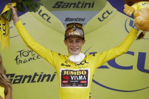 Prins Joachim står for at overrække den gule trøje efter Tour de Frances 19. etape.