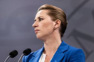 Socialdemokratiet er selv med til at skælde egen formand og statsminister ud efter Minkkommissionens voldsomme kritik. De blå partier ville dog være gået meget længere.