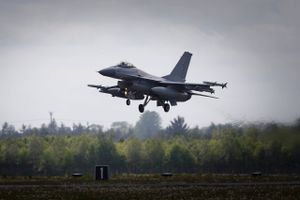 I Folketinget støtter flere partier nu, at Danmark gør som Polen og sender kampfly til Ukraine.